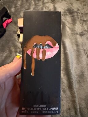 Kylie Cosmetics Matte Liquid Lipstick & Lip Liner – Pink with Brown Drip